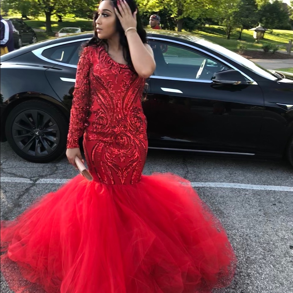 Beautiful Red gown❤️ (SERIOUS INQUIRIES ONLY)